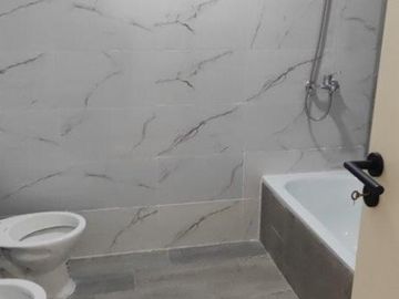 VENTA DE DEPARTAMENTO 2 AMBIENTES EN PLENO CENTRO DE MONTE GRANDE - CON COCHERA