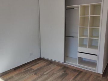 VENTA DE DEPARTAMENTO 2 AMBIENTES EN PLENO CENTRO DE MONTE GRANDE - CON COCHERA