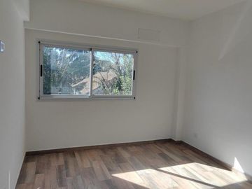 VENTA DE DEPARTAMENTO 2 AMBIENTES EN PLENO CENTRO DE MONTE GRANDE - CON COCHERA