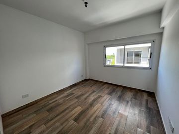 VENTA DE DEPARTAMENTO 2 AMBIENTES EN PLENO CENTRO DE MONTE GRANDE - CON COCHERA