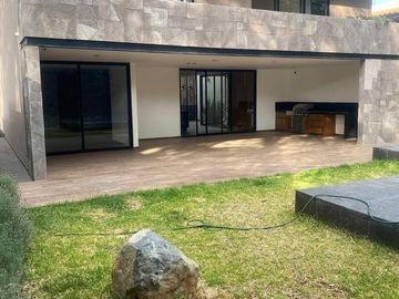 CASA RESIDENCIAL EN VENTA EN CLUB Y DENTRO DEL CAMPO DE GOLF ALTOZANO MORELIA
