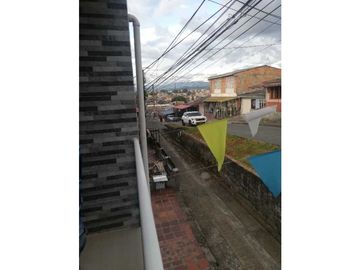 Luxa inmobiliaria vende casa dos pisos barrio tomas Cipriano de mosqra