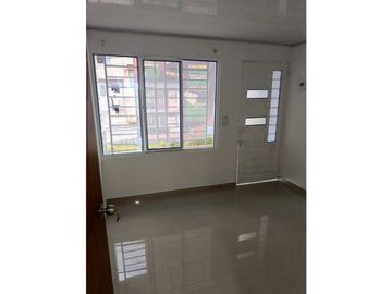 Luxa inmobiliaria vende casa dos pisos barrio tomas Cipriano de mosqra
