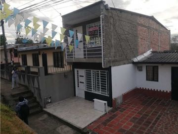 Luxa inmobiliaria vende casa dos pisos barrio tomas Cipriano de mosqra