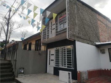 Luxa inmobiliaria vende casa dos pisos barrio tomas Cipriano de mosqra