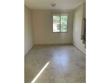 Venta de hermosa casa en Embassy Gardens ubicadaen Clayton