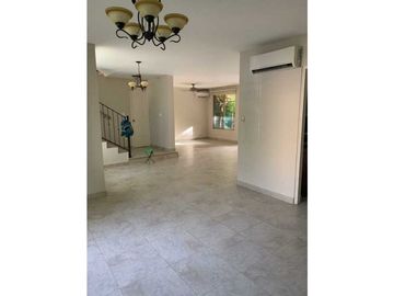 Venta de hermosa casa en Embassy Gardens ubicadaen Clayton