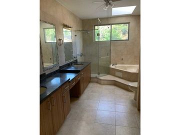 Venta de hermosa casa en Embassy Gardens ubicadaen Clayton