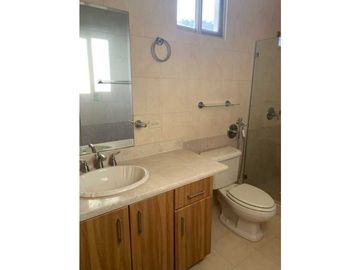 Venta de hermosa casa en Embassy Gardens ubicadaen Clayton