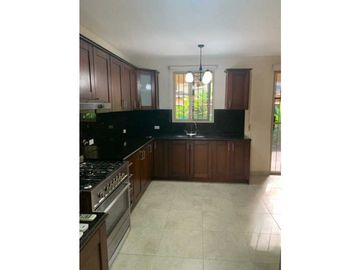 Venta de hermosa casa en Embassy Gardens ubicadaen Clayton