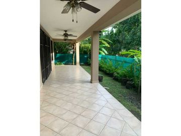 Venta de hermosa casa en Embassy Gardens ubicadaen Clayton