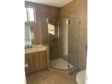 Venta de hermosa casa en Embassy Gardens ubicadaen Clayton