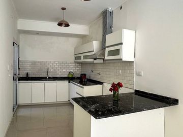 VENTA BERNAL OESTE CASA 3 AMBIENTES