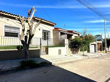 VENTA BERNAL OESTE CASA 3 AMBIENTES