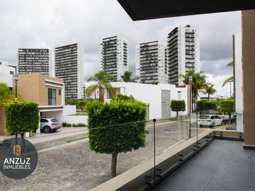 Casa de 4 Recamaras,  A 5 Min de Sonata.