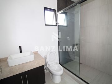 Pedregal del Junco: Bella casa en clúster con finos acabados y diseño exclusivo.