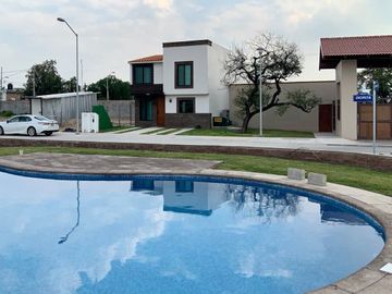 Pedregal del Junco: Bella casa en clúster con finos acabados y diseño exclusivo.
