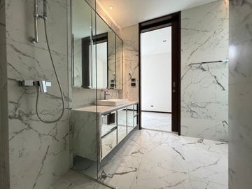 4 Bedroom Condo for sale at The Primary V