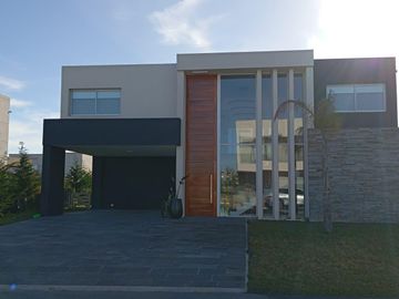 Casa de cinco ambientes con jardin y piscina en Greenville Barrio Cerrado Hudson