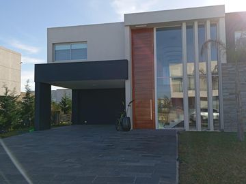 Casa de cinco ambientes con jardin y piscina en Greenville Barrio Cerrado Hudson