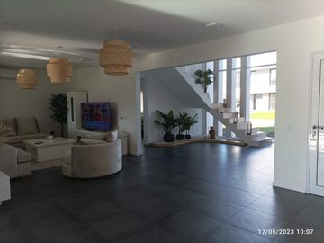 Casa de cinco ambientes con jardin y piscina en Greenville Barrio Cerrado Hudson