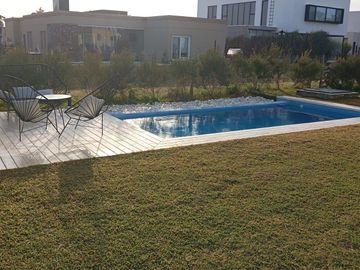 Casa de cinco ambientes con jardin y piscina en Greenville Barrio Cerrado Hudson