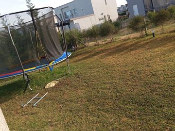 Casa de cinco ambientes con jardin y piscina en Greenville Barrio Cerrado Hudson