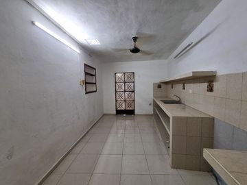 CASA DE UNA PLANTA EN VENTA EN EL CENTRO, MÉRIDA, CERCA DEL PARQUE DE LA ERMITA