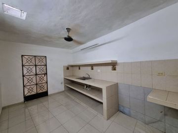 CASA DE UNA PLANTA EN VENTA EN EL CENTRO, MÉRIDA, CERCA DEL PARQUE DE LA ERMITA