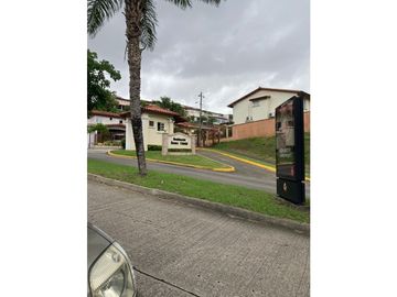 CASA DUPLEX EN VENTA EN BRISAS DEL GOLF PANAM