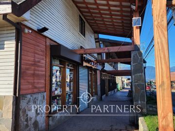 Hotel y locales comerciales en esquina principal