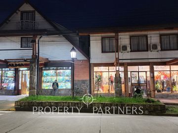 Hotel y locales comerciales en esquina principal