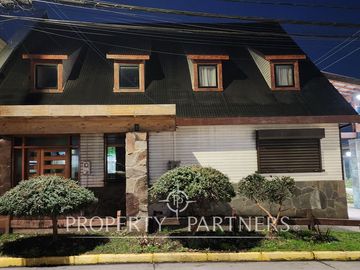 Hotel y locales comerciales en esquina principal