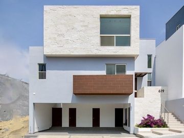 Casa en venta en carretera nacional / Laderas de Caranday