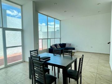 RENTA VENTA CASA ZIBATA AMUEBLADA 3 RECAMARAS ROOF GARDEN CERCA UNIVERSIDAD