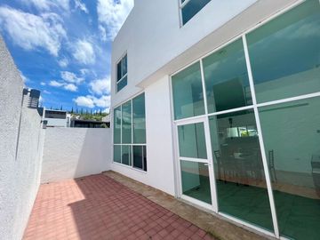 RENTA VENTA CASA ZIBATA AMUEBLADA 3 RECAMARAS ROOF GARDEN CERCA UNIVERSIDAD