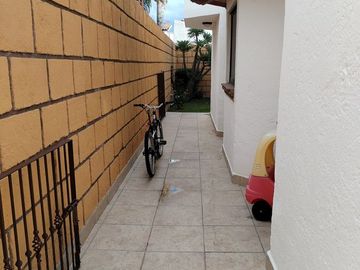 Oportunidad, cerca de UVM con excedente de terreno