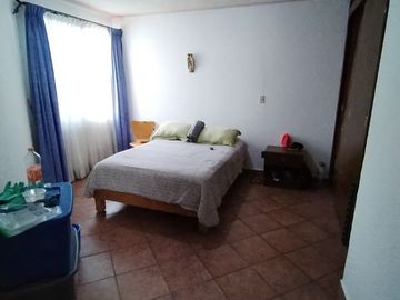 Oportunidad, cerca de UVM con excedente de terreno