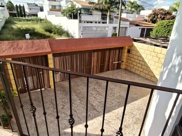 Oportunidad, cerca de UVM con excedente de terreno
