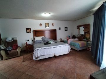 Oportunidad, cerca de UVM con excedente de terreno