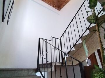 Oportunidad, cerca de UVM con excedente de terreno