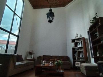 Oportunidad, cerca de UVM con excedente de terreno
