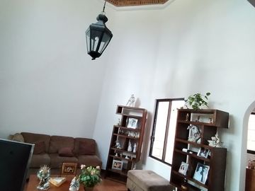 Oportunidad, cerca de UVM con excedente de terreno