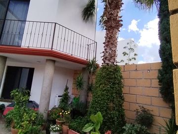 Oportunidad, cerca de UVM con excedente de terreno