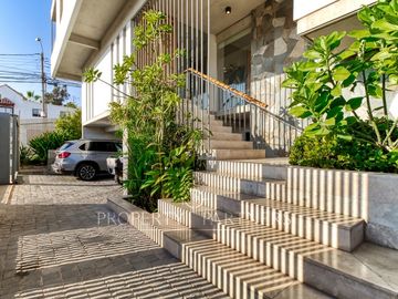 Moderna casa en venta Jardines del Sur