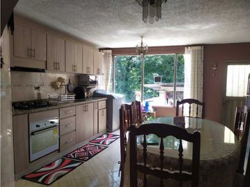 VENDO CASA CON LOTE. REA 672 m2  PACHO CUNDINAMARCA