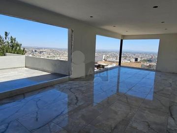 Residencia en Privada Quivira, Club de Golf La Loma en San Luis Potosí