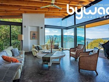 CASA CON   VISTA AL LAGO