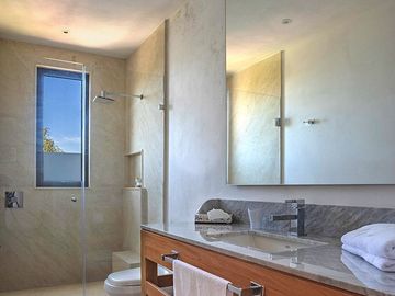 CASA CON   VISTA AL LAGO