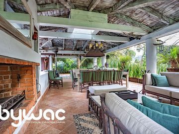 CASA EN AVÁNDARO CON GRAN JARDÍN